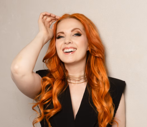 190226_IlmavoimienBigBand_Jennie-Storbacka-promo-foto-Ville-Paasimaa-e1765174044316