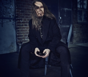 250426_jarkkoahola_syntynytkulkemaan_c_Marek_Saboga