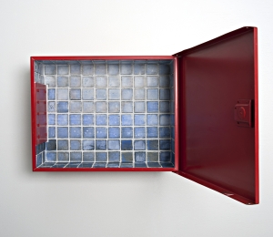 Leena-Maki-Patola-Hamy-2018-295-x-375-x-15-cm-vanha-metallinen-kaappi-keramiikkalaatat-Kuva-Ulla-Mari-Lindstrom