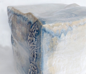 Leena-Maki-Patola-Kuutio-Katoavia-kappaleita-2023-41-x-39-x-41-cm-kasinrakennettu-keramiikka-kivitavarasavi-lasitteet-Kuva-Leena-Maki-Patola